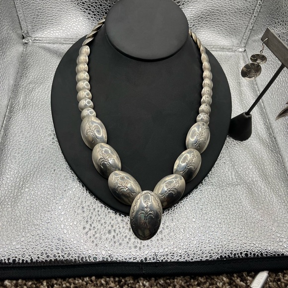 Navajo conch pillow bead necklace and earring set. - Picture 2 of 6